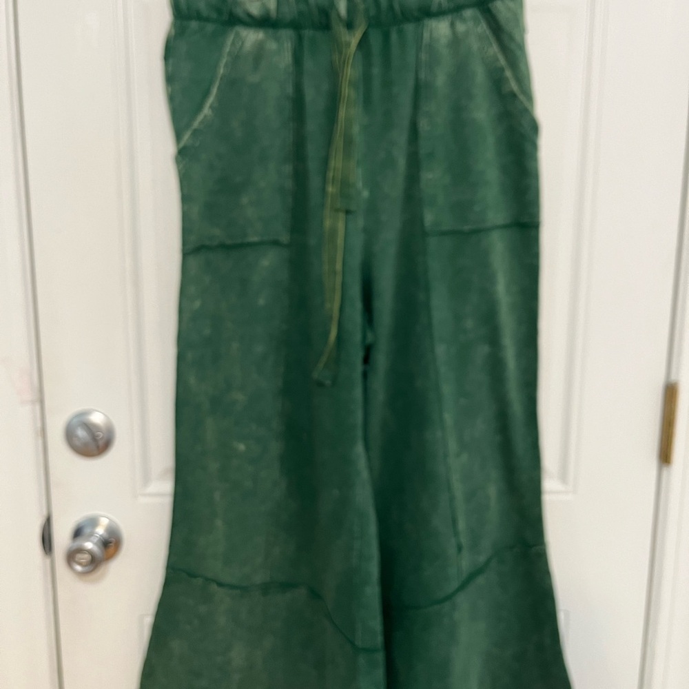 269 ❤️ DARK GREEN EXPOSED-SEAM FLARE
HEM PANTS WITH POCKETS - Picture 2 of 2